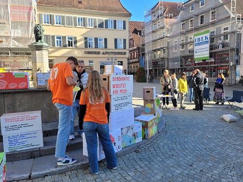 Würfel auf dem Marktplatz