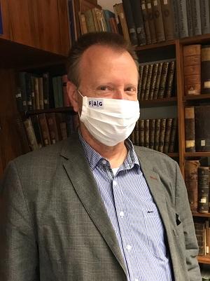 Der Schulleiter des FAG, Stephan Damp, zeigt sich mit der FAG-Maske 